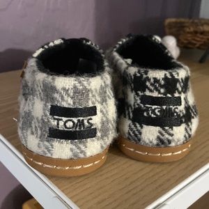 New Tom’s black grey plaid size 5